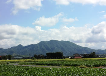 仏経山（神名火山）と曾枳能夜神社